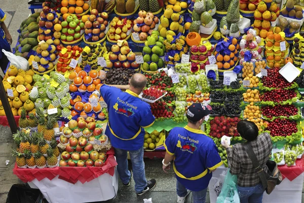 Owoce tropikalne pola w Sao Paulo rynku — Zdjęcie stockowe