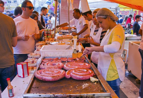 Salsicha grelhada no stand do mercado de rua — Fotografia de Stock