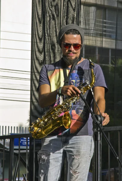 Pouliční muzikant hrál saxofon na ulici — Stock fotografie