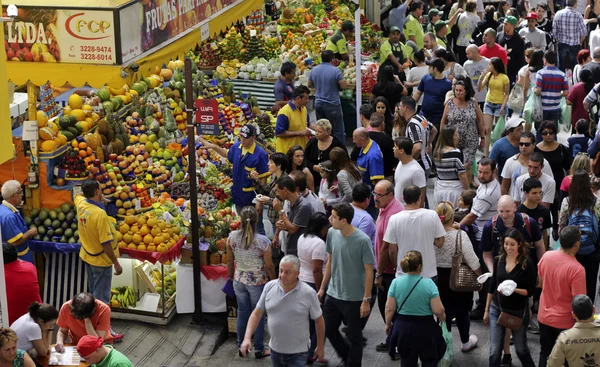 Caixas de frutas tropicais no Mercado de São Paulo — Fotografia de Stock
