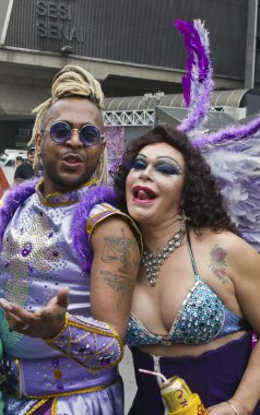 Pride Parade Sao Paulo kostümleri giyen iki kişi