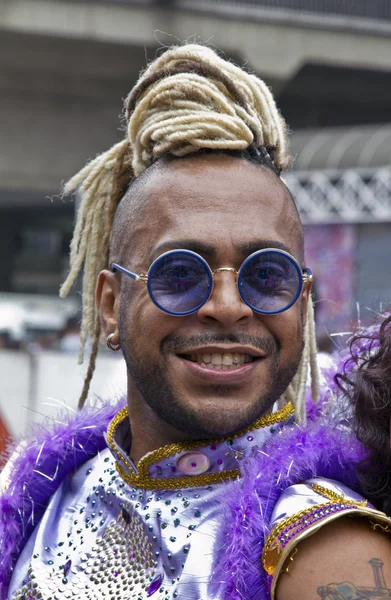 Una persona che indossa il costume in Pride Parade San Paolo — Foto Stock