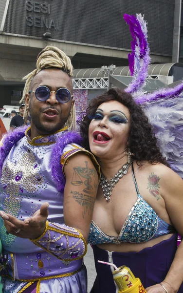 Två personer bär kostymer i Pride Parade Sao Paulo — Stockfoto