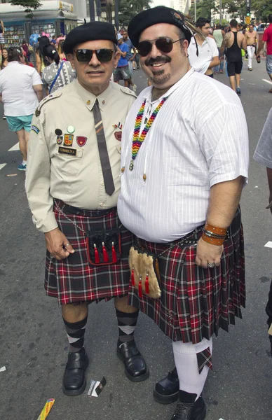 Twee personen dragen kostuums in Pride Parade Sao Paulo — Stockfoto