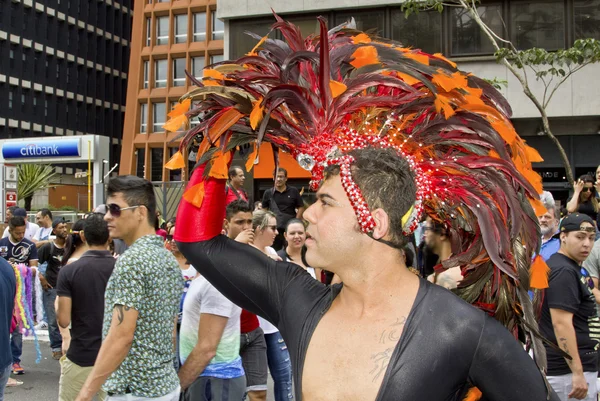 Один человек в костюме на параде гордости в Сан-Паулу — стоковое фото