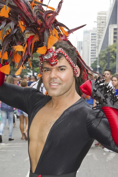 한 사람이 자존심 퍼레이드 상파울루에서 의상을 입고 — 스톡 사진