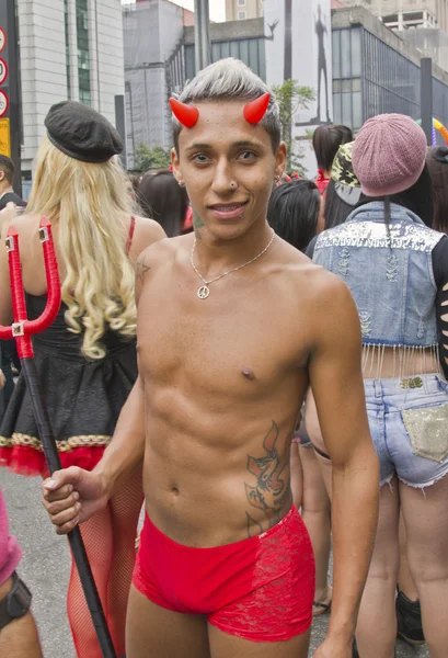 Una persona che indossa il costume in Pride Parade San Paolo — Foto Stock