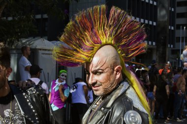 Pride Parade Sao Paulo giyinen bir kişi