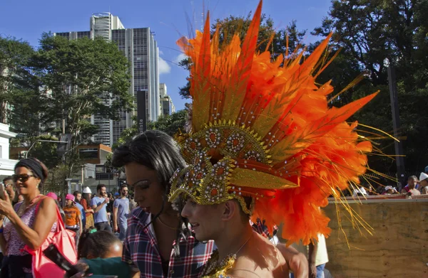 Люди в костюмах на параде Гордости в Сан-Паулу — стоковое фото