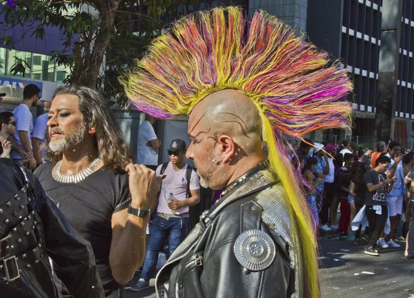 Osób na sobie stroje w Pride Parade Sao Paulo — Zdjęcie stockowe