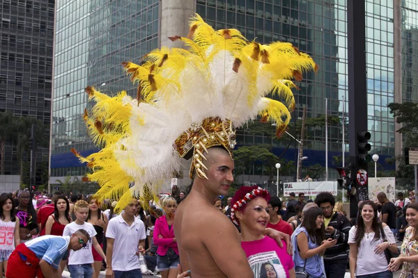 Uma pessoa vestindo traje na Parada do Orgulho São Paulo Fotos De Bancos De Imagens