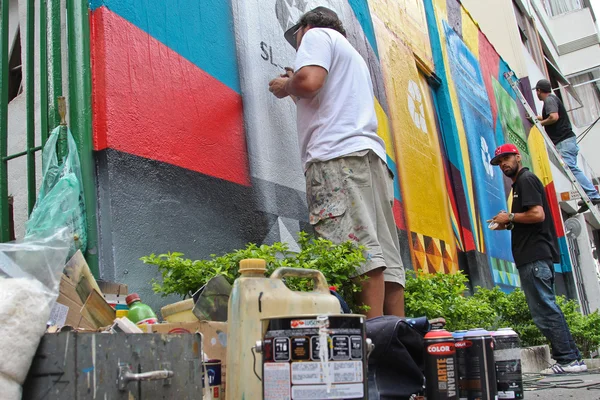 Artysta graffiti brazylijski Eduardo Kobra pracowników Obrazy Stockowe bez tantiem