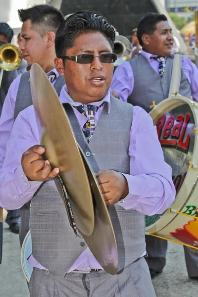 Musician in Bolivian Independence Day parade in Brazil — Stock Photo, Image