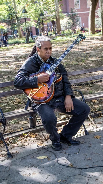 Gitarzysta muzyk w Washington Square Garden — Zdjęcie stockowe