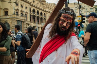 Adam kostümleri zombi yürümek Sao Paulo içinde