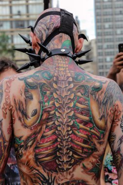 Adam kostümleri zombi yürümek Sao Paulo içinde