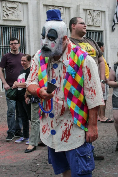 Adam kostümleri zombi yürümek Sao Paulo içinde — Stok fotoğraf