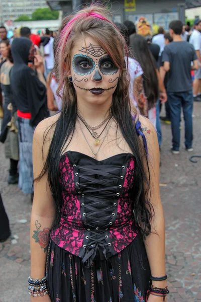 Красива дівчина в костюми в зомбі ходьби Сан-Паулу — стокове фото