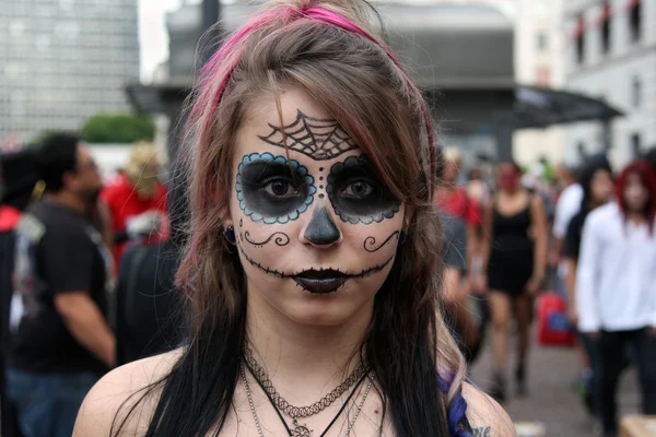 Kostümleri zombi yürümek Sao Paulo içinde güzel kız — Stok fotoğraf