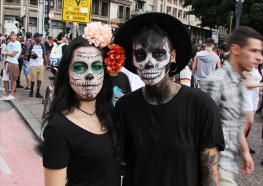 Kafatasları zombi yürümek Sao Paulo içinde birkaç