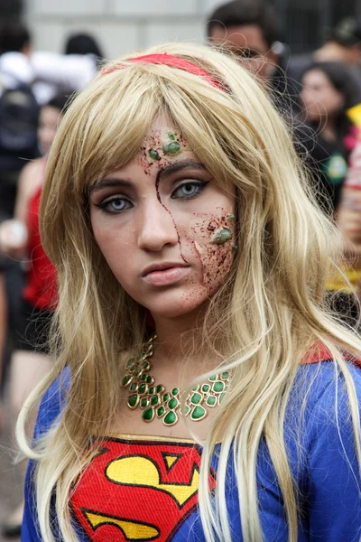 Σούπερ γυναίκα σε Zombie τα πόδια Σάο Πάολο — Φωτογραφία Αρχείου