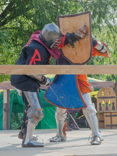 Dois Guerreiros Pesada Armadura Medieval Lutam Arena Armado Com Espadas — Fotografia de Stock