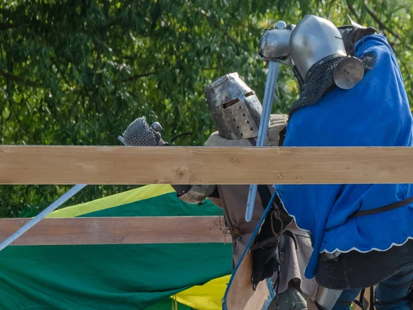 Zwei Fußkrieger Schwerer Mittelalterlicher Rüstung Kämpfen Der Arena Mit Schwertern — Stockfoto