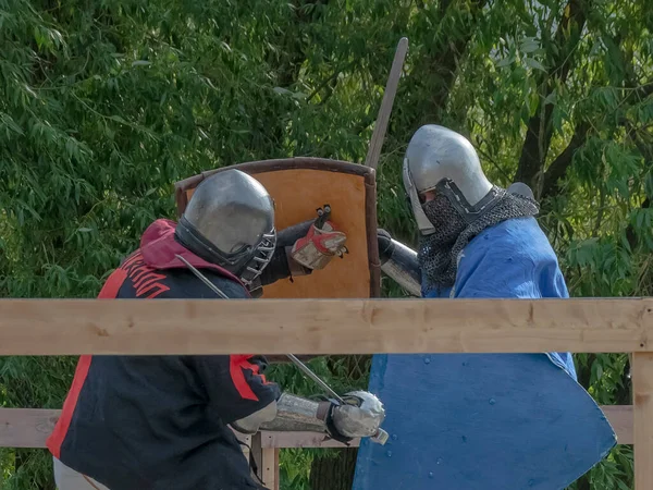 Dos Guerreros Pie Con Armaduras Medievales Pesadas Luchan Arena Armado — Foto de Stock