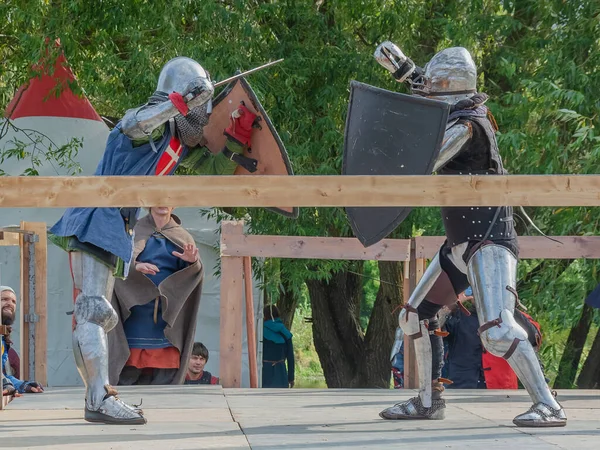 Tver Russia September 2020 Warriors Heavy Armor Fight Swords Background — Stock Photo, Image