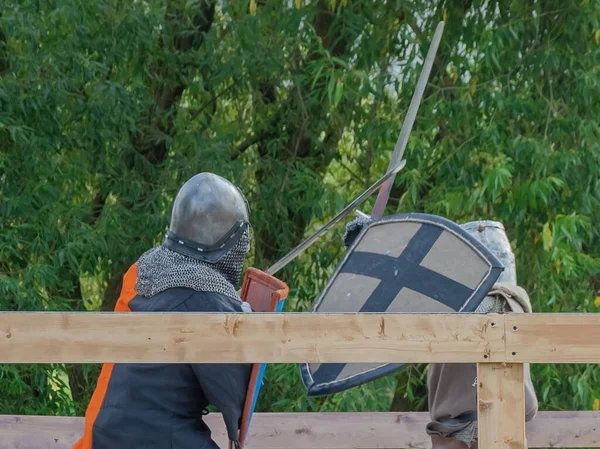 Dwie Stopy Wojowników Ciężkich Średniowiecznych Zbrojach Walczą Arenie Uzbrojony Miecze — Zdjęcie stockowe