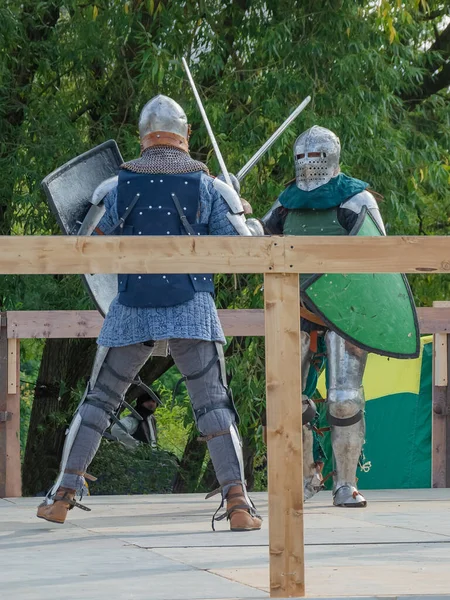 Zwei Fußkrieger Schwerer Mittelalterlicher Rüstung Kämpfen Der Arena Mit Schwertern — Stockfoto