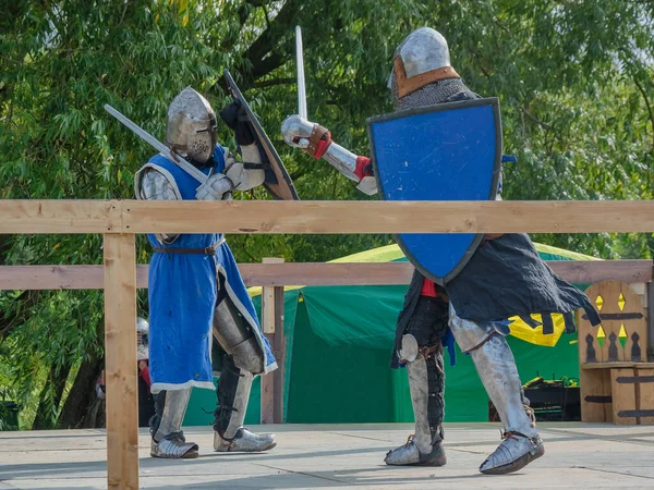 Dois Guerreiros Pesada Armadura Medieval Lutam Arena Armado Com Espadas — Fotografia de Stock