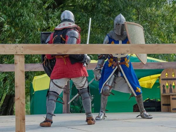 Dois Guerreiros Pesada Armadura Medieval Lutam Arena Armado Com Espadas — Fotografia de Stock