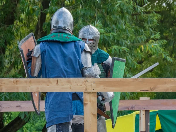 Два Рыцаря Тяжёлых Средневековых Доспехах Сражаются Мечами Защищены Железными Шлемами — стоковое фото