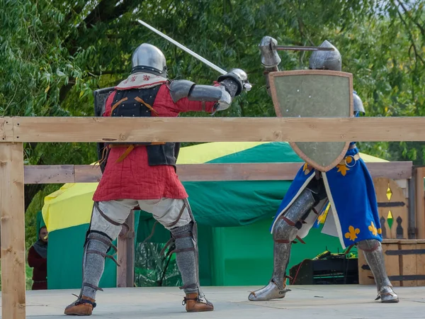 Zwei Fußkrieger Schwerer Mittelalterlicher Rüstung Kämpfen Der Arena Mit Schwertern — Stockfoto