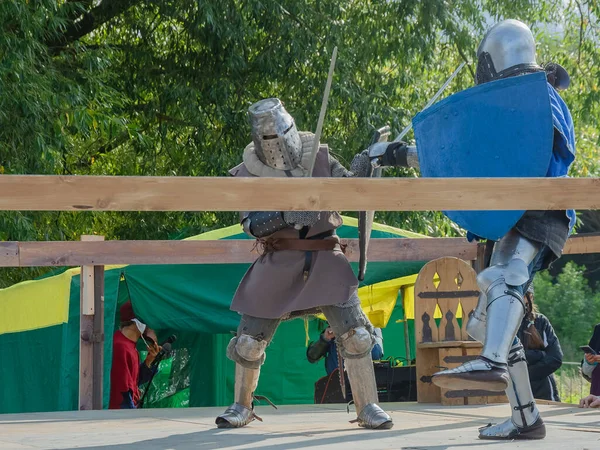 Tver Rússia Setembro 2020 Guerreiros Armadura Pesada Lutam Com Espadas — Fotografia de Stock