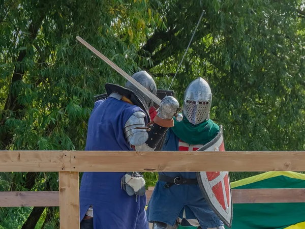 Zwei Fußkrieger Schwerer Mittelalterlicher Rüstung Kämpfen Der Arena Mit Schwertern — Stockfoto