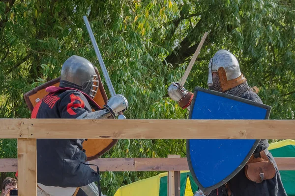 Δύο Πολεμιστές Βαριά Μεσαιωνική Πανοπλία Πολεμούν Στην Αρένα Οπλισμένοι Σπαθιά — Φωτογραφία Αρχείου