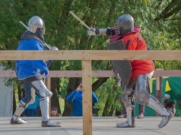 Tver Rússia Setembro 2020 Guerreiros Armadura Pesada Lutam Com Espadas — Fotografia de Stock