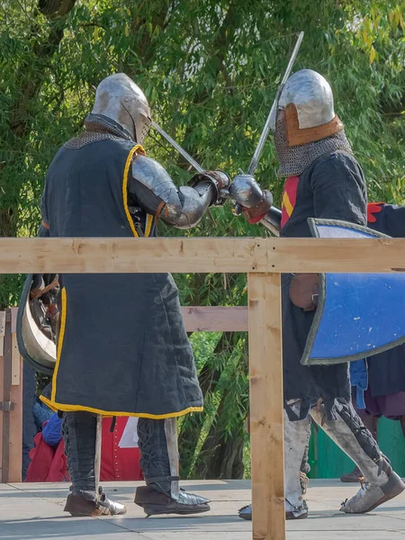 Dois Guerreiros Pesada Armadura Medieval Lutam Arena Armado Com Espadas — Fotografia de Stock