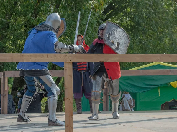 Tver Rússia Setembro 2020 Guerreiros Armadura Pesada Lutam Com Espadas — Fotografia de Stock