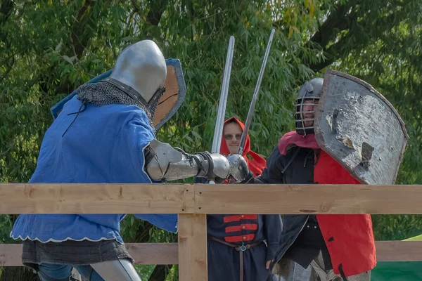 Tver Rússia Setembro 2020 Guerreiros Armadura Pesada Lutam Com Espadas — Fotografia de Stock