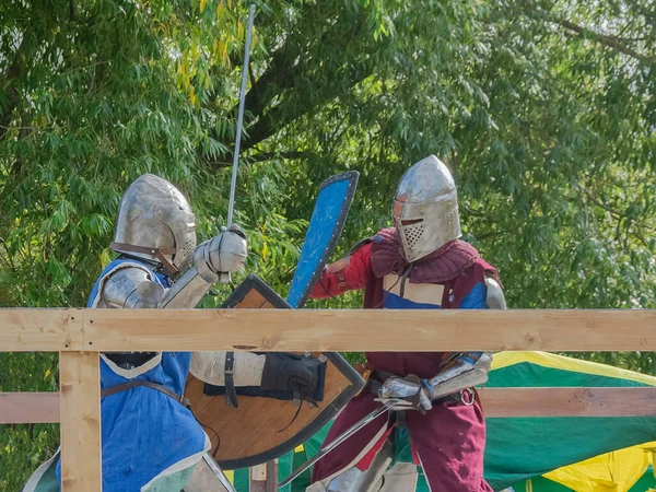 Zwei Fußkrieger Schwerer Mittelalterlicher Rüstung Kämpfen Der Arena Mit Schwertern — Stockfoto