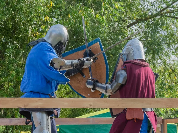 Zwei Fußkrieger Schwerer Mittelalterlicher Rüstung Kämpfen Der Arena Mit Schwertern — Stockfoto