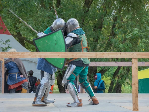 Tver Rússia Setembro 2020 Guerreiros Armadura Pesada Lutam Com Espadas — Fotografia de Stock