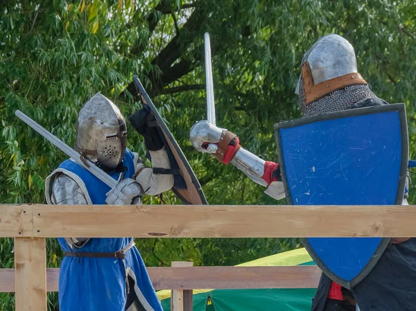 Dwie Stopy Wojowników Ciężkich Średniowiecznych Zbrojach Walczą Arenie Uzbrojony Miecze — Zdjęcie stockowe