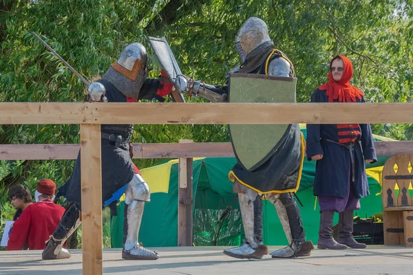 Tver Rússia Setembro 2020 Guerreiros Armadura Pesada Lutam Com Espadas — Fotografia de Stock