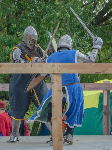 Dois Guerreiros Pesada Armadura Medieval Lutam Arena Armado Com Espadas — Fotografia de Stock