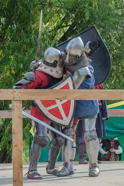 Dois Guerreiros Pesada Armadura Medieval Lutam Arena Armado Com Espadas — Fotografia de Stock