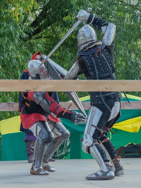 Tver Rússia Setembro 2020 Guerreiros Armadura Pesada Lutam Com Espadas — Fotografia de Stock